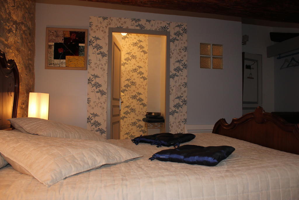 Comus L'Oustal De L'Annetta Chambres Et Tables D'Hotes חדר תמונה